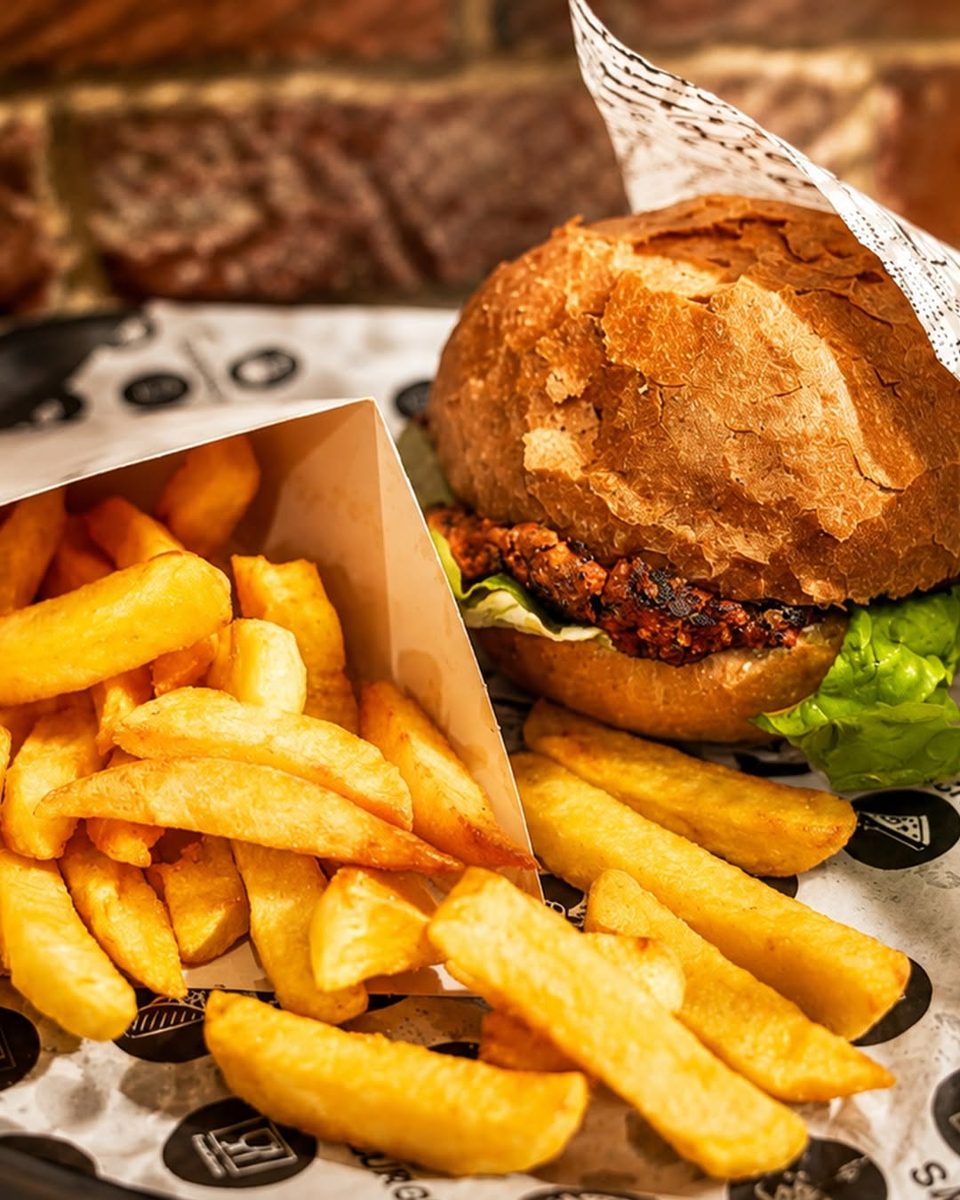 Menu Deals : pistolet hamburger, frites maison et boisson