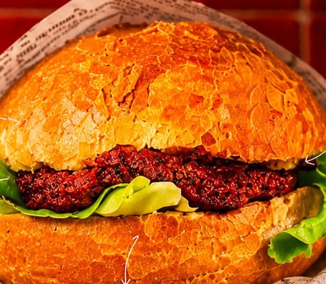 Pistolet burger Joe La Frite avec steak, cheddar, oignons caramélisés et salade