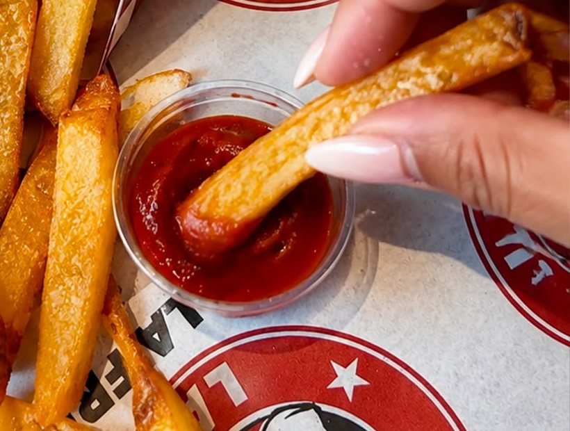 Frite belge trempée dans une sauce maison Joe La Frite
